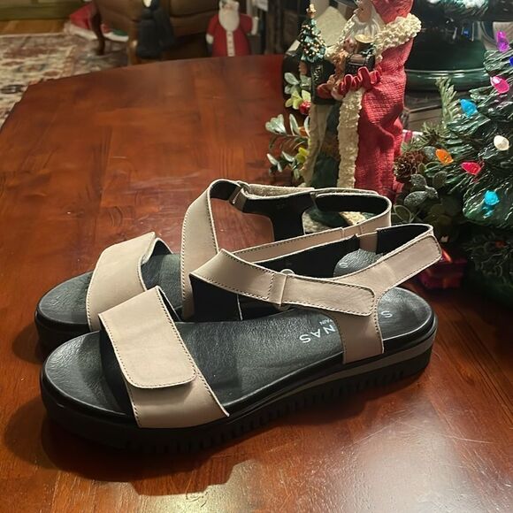 Sabrina’s Made in Spain Tan/Black Sandals - 37 - Great Condition - Picture 3 of 8